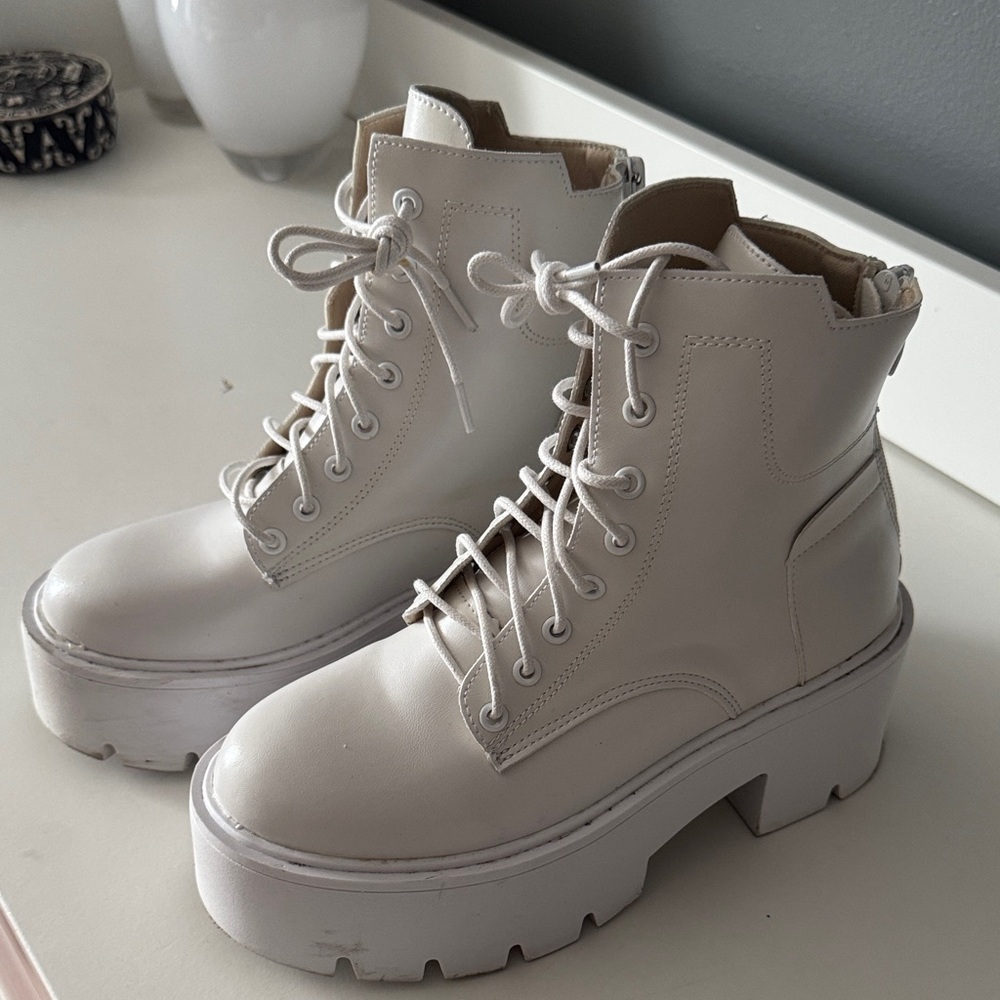 Women's White Lace-Up Platform Boots Size 5